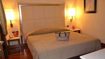 Kahden hengen superior-huone (yksi tai kaksi sänkyä) | Untuvapeitot, memory foam -patjalliset sängyt, tallelokero huoneessa