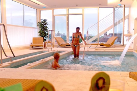 Un sauna, una bañera de hidromasaje, baño turco, baño turco/hammam