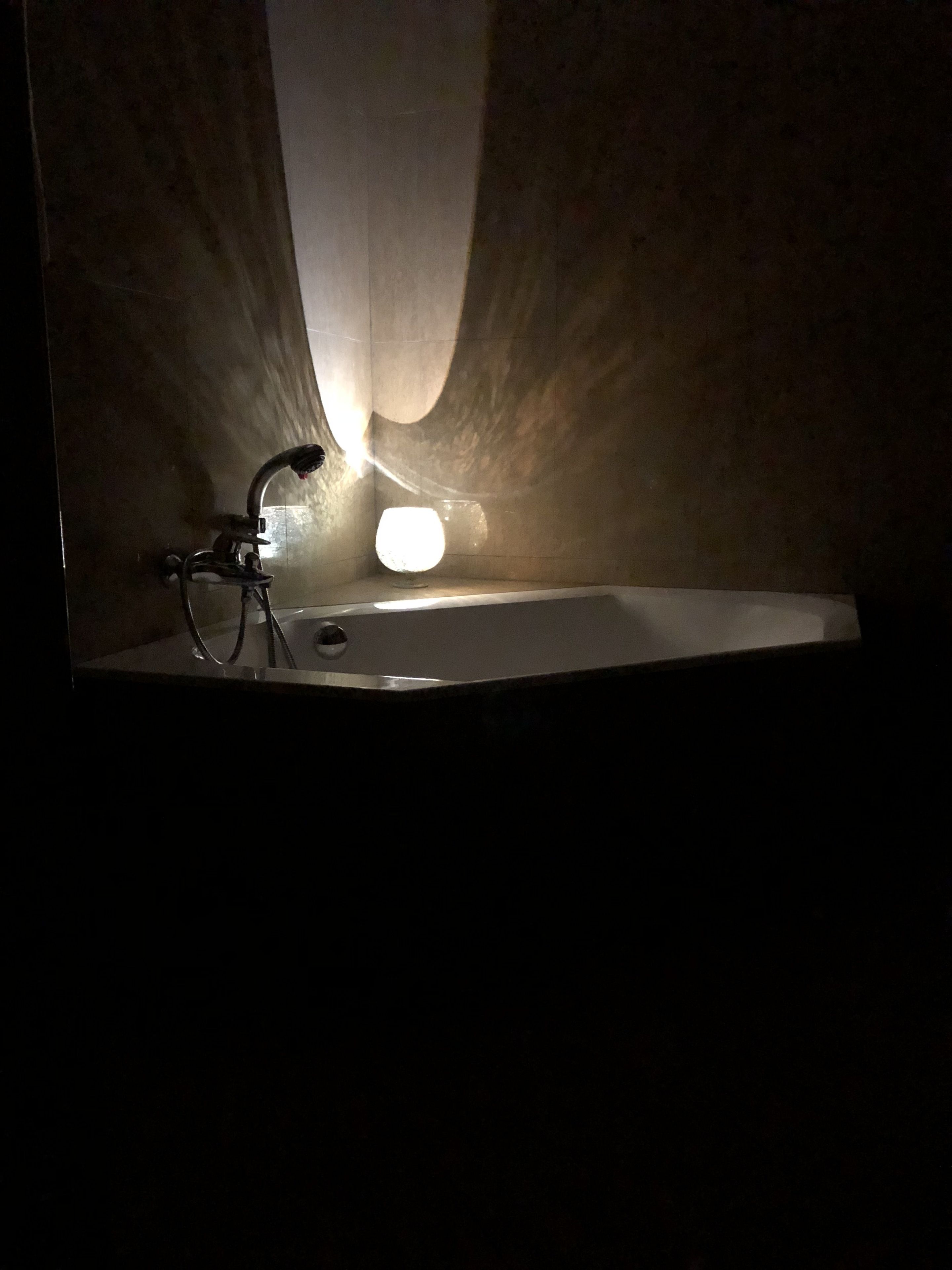 suite | deep-soaking bathtub