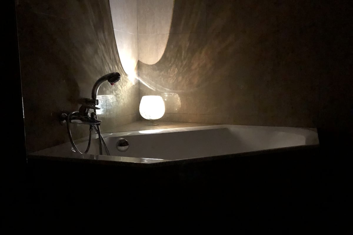 suite | deep-soaking bathtub