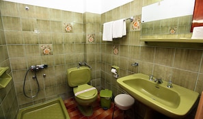 Camera tripla | Bagno | Doccia, set di cortesia gratuito, asciugacapelli, asciugamani