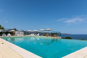Seasonal outdoor pool, pool umbrellas, sun loungers - résidence Costa D'oru (Saint-Florent)