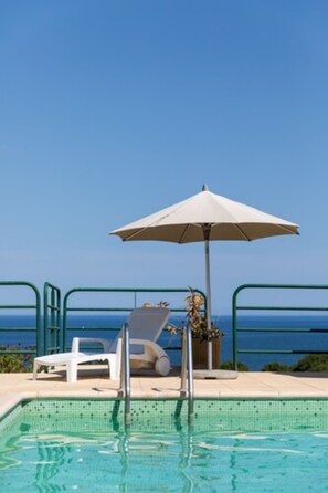 Seasonal outdoor pool, pool umbrellas, sun loungers - résidence Costa D'oru (Saint-Florent)