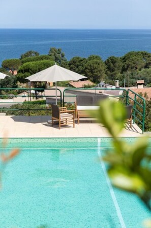 Seasonal outdoor pool, pool umbrellas, sun loungers - résidence Costa D'oru (Saint-Florent)