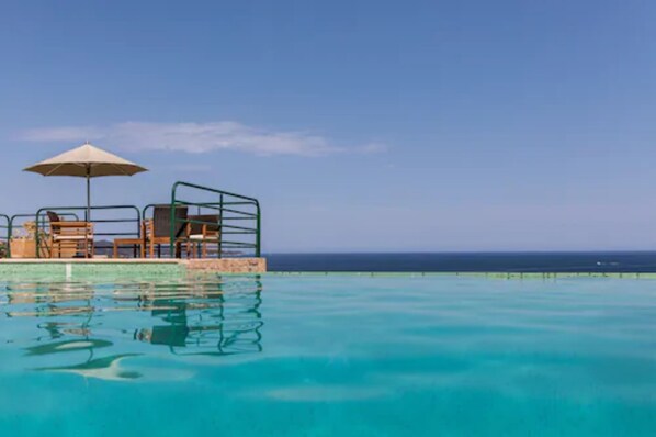 Außenpool (je nach Saison geöffnet), Sonnenschirme, Liegestühle