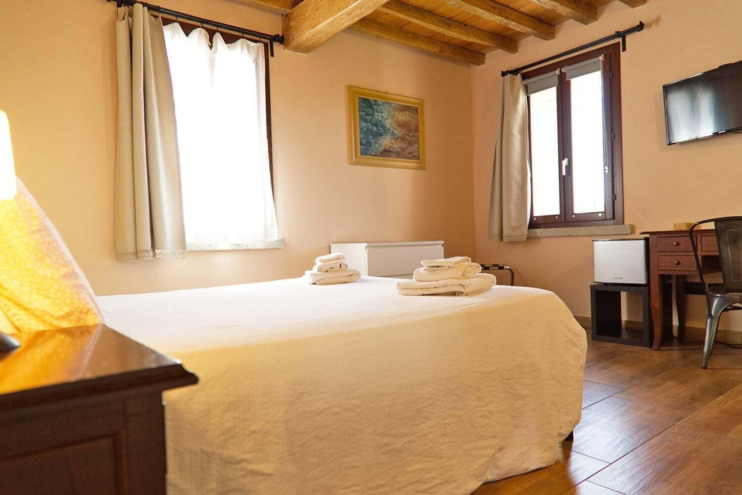 Panoramic dubbelrum - utsikt mot trädgården | Sängtillbehör av högsta kvalitet, duntäcken och memory foam-madrasser