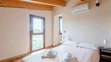 Habitació quàdruple júnior | Roba de llit d'alta qualitat i cobrellits