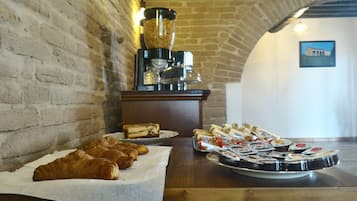 Petit déjeuner composé de spécialités régionales compris
