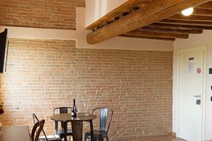 Chambre Quadruple Junior | Coin séjour | Télévision à écran plat