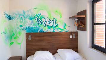 Ropa de cama de alta calidad, escritorio y sistema de insonorización