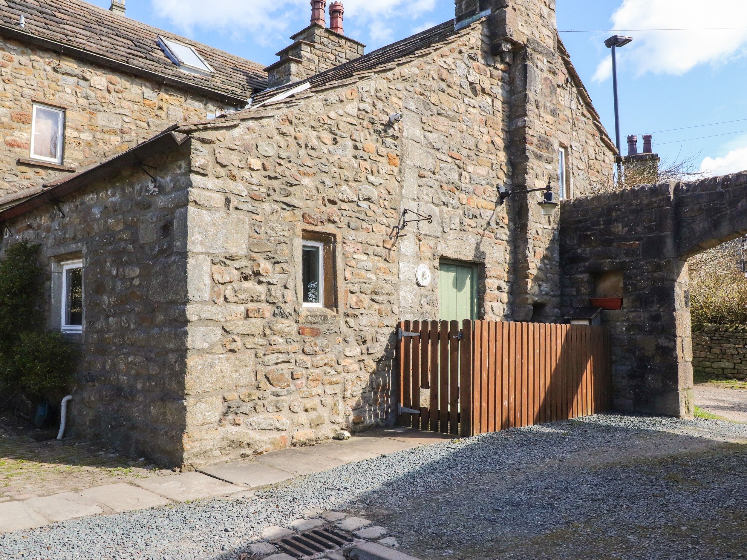 BEEHIVE COTTAGE, pet friendly, with open fire in High Bentham