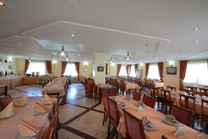 Melayani sarapan, makan siang, makan malam; sajian masakan Turki 