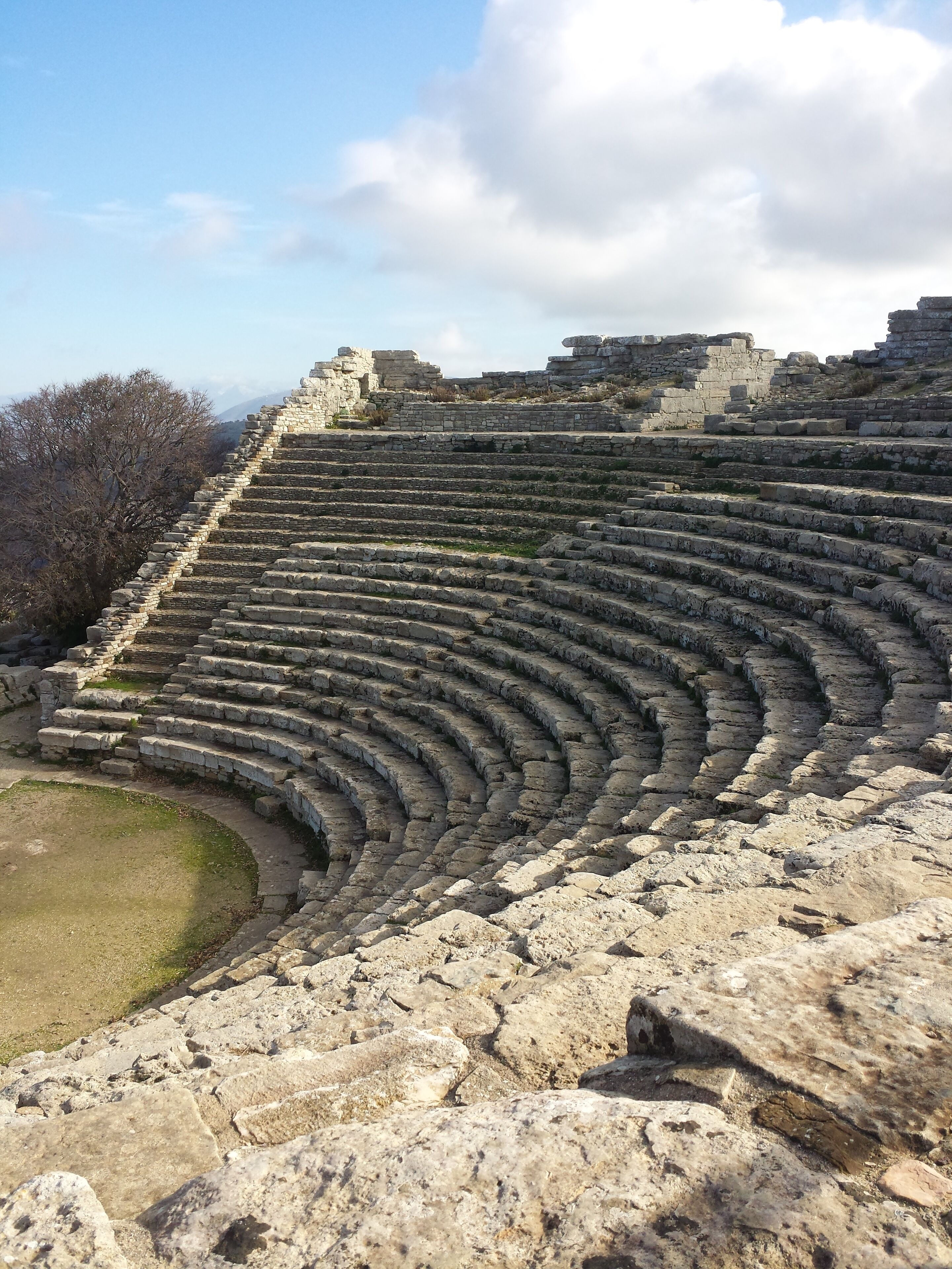 Un anfiteatro de piedra con asientos escalonados.