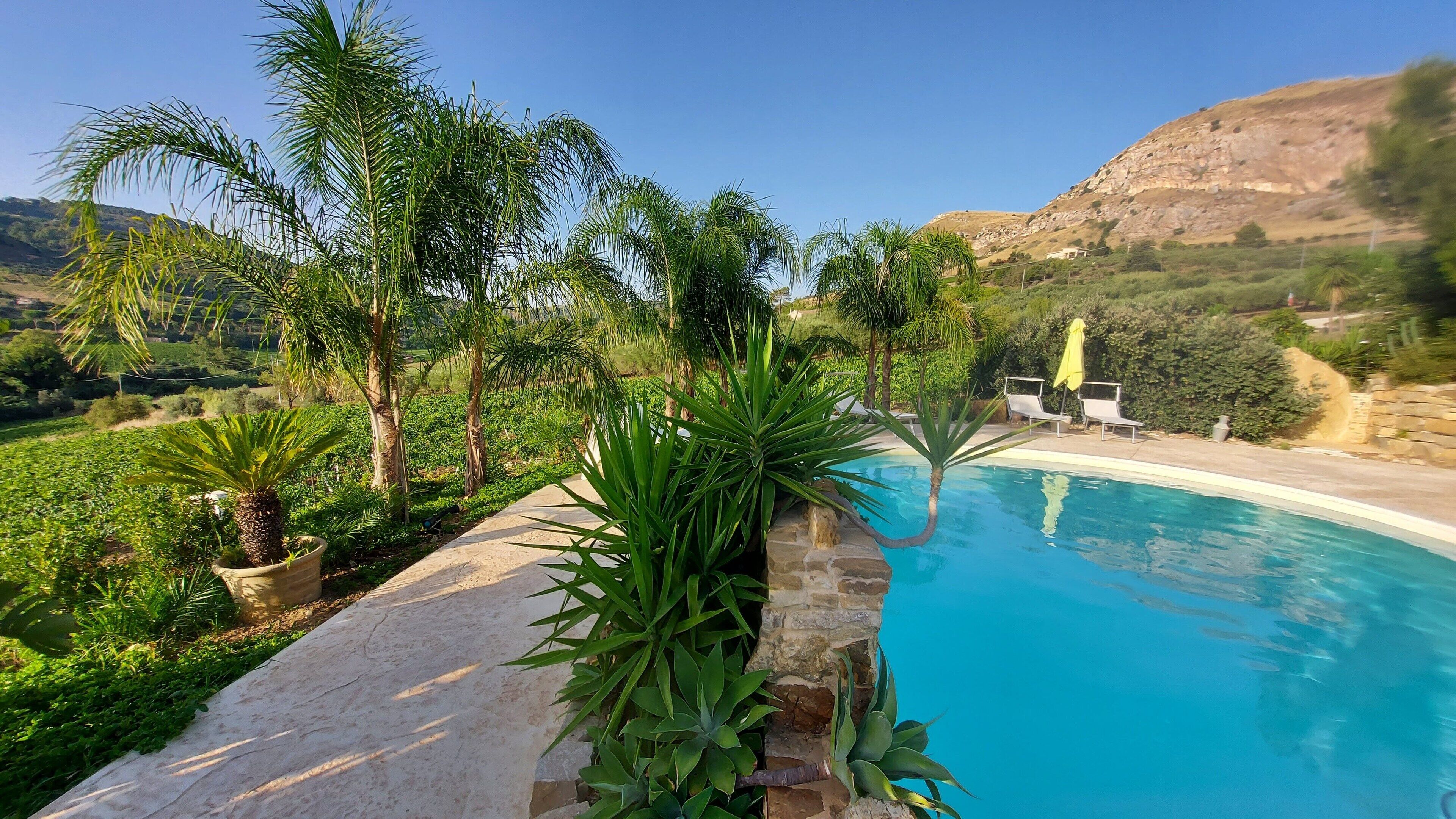 Außenpool, Pool mit Wasserfall, Sonnenschirme, Liegestühle