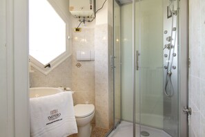 Apartment, 3 Schlafzimmer | Badezimmer | Badewanne und Dusche (separat), Komfortbadewanne, Bidet, Handtücher