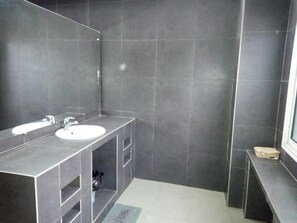 Apartment | Bathroom | Shower, towels - Assinie Weekend Lodge (Assinie)