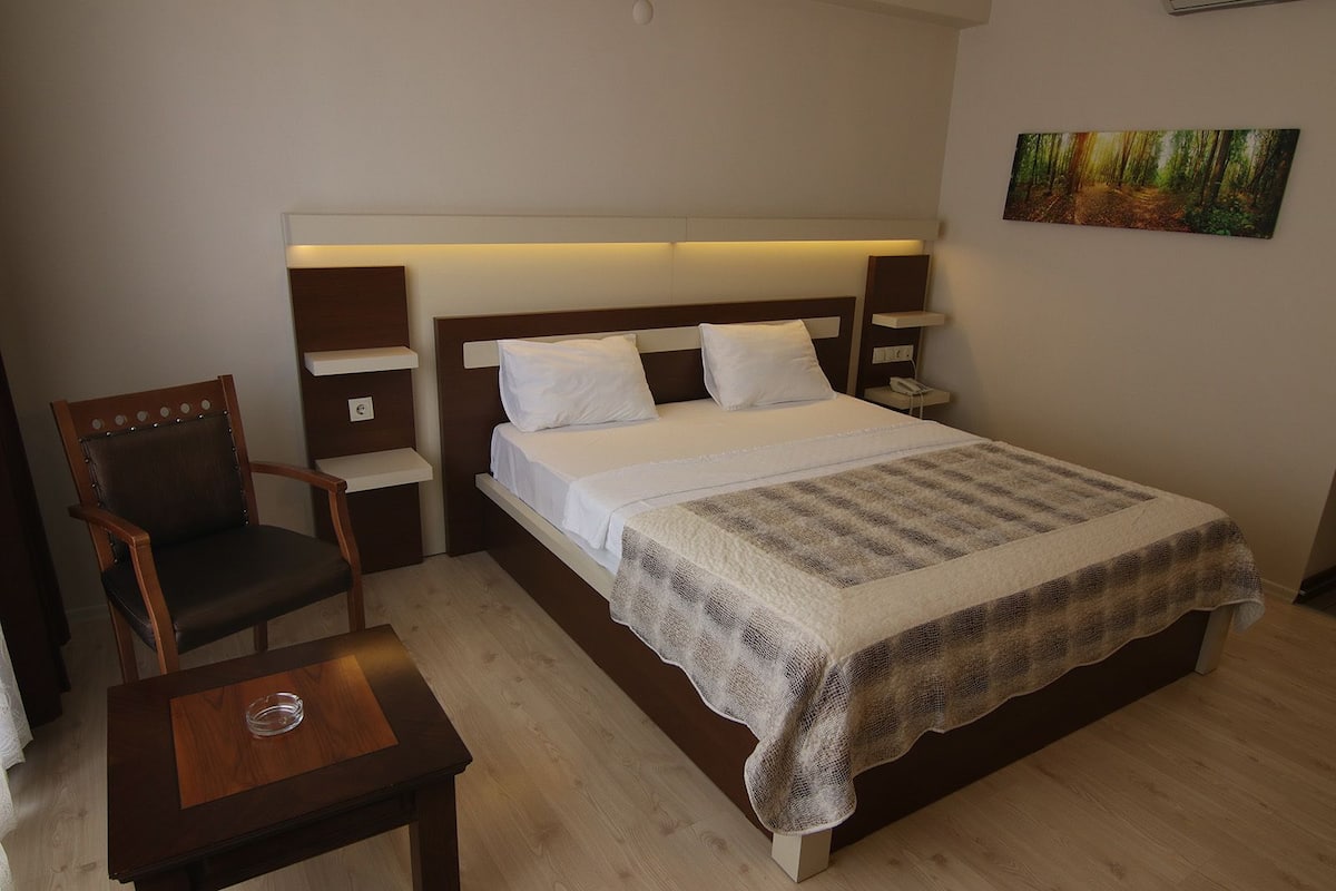 Standard-Doppel- oder -Zweibettzimmer | Minibar, Zimmersafe, Schreibtisch, schallisolierte Zimmer
