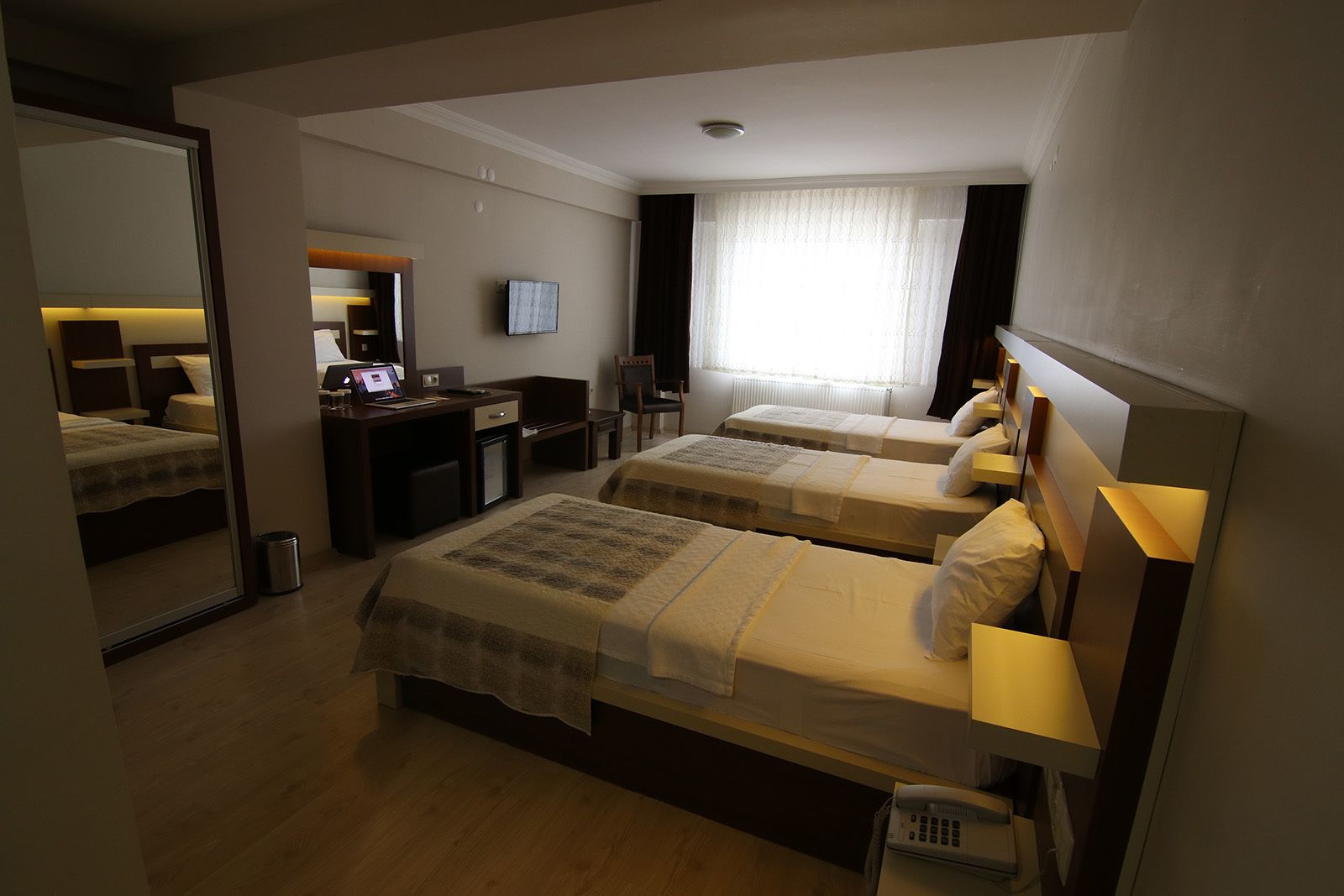 Habitación triple estándar | Minibar, caja de seguridad en la habitación y escritorio 