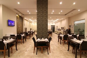 Breakfast, lunch, dinner served; international cuisine  - Royal Bilgic Hotel (Kirklareli)
