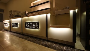 Una recepción con letreros iluminados del Hotel Royal Bilgi.
