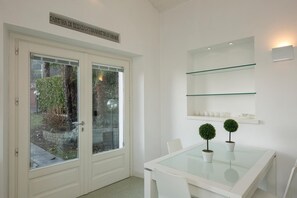 Kühlschrank, Mikrowelle, Herdplatte, Wasserkocher mit Kaffee-/Teezubehör