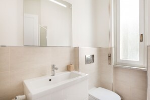 Apartment, 2 Bedrooms | Bathroom | Shower, bidet, towels - Impero House Rent - Costa Azzurra (Stresa)