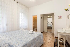 2 bedrooms, desk, free cribs/infant beds, free WiFi