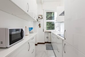 Großer Kühlschrank, Mikrowelle, Ofen, Herdplatte