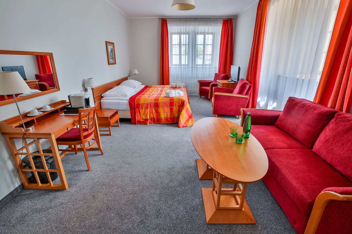 Junior kamer, 1 slaapkamer | Een minibar, een kluis op de kamer, een bureau, een laptopwerkplek