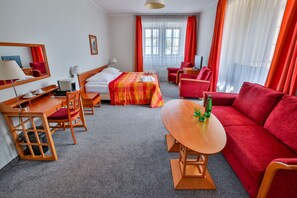 Rom – junior, 1 soverom | Minibar, safe på rommet, skrivebord og skrivebord for bærbar PC