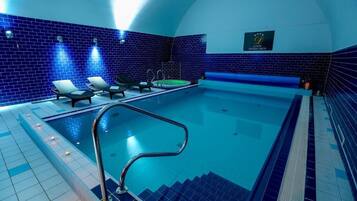 Una piscina cubierta, tumbonas