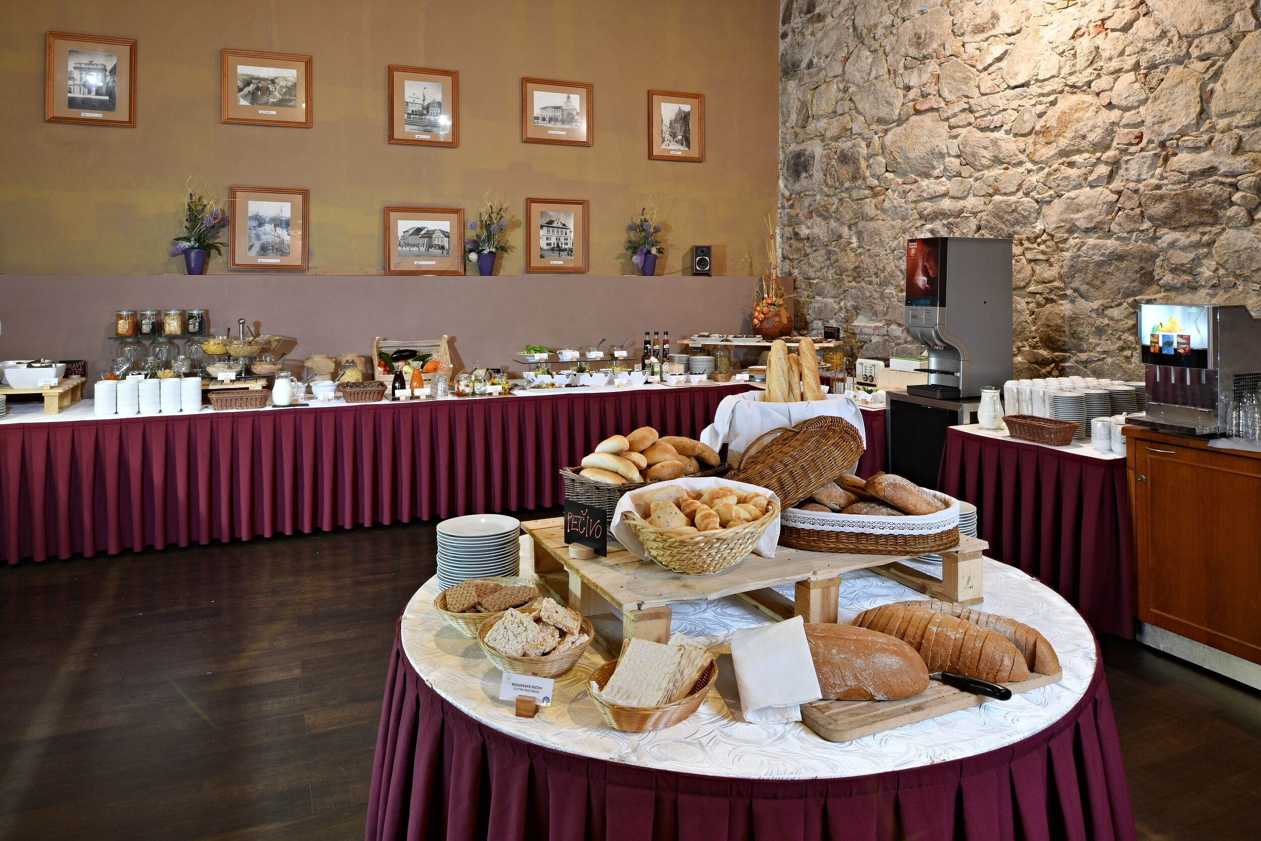 En buffet med diverse spisemuligheder og en væg af natursten.