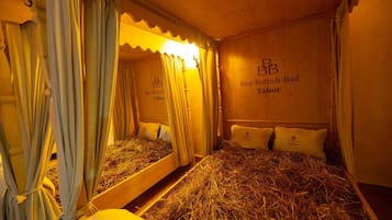 Minibar, caja de seguridad en la habitación y escritorio