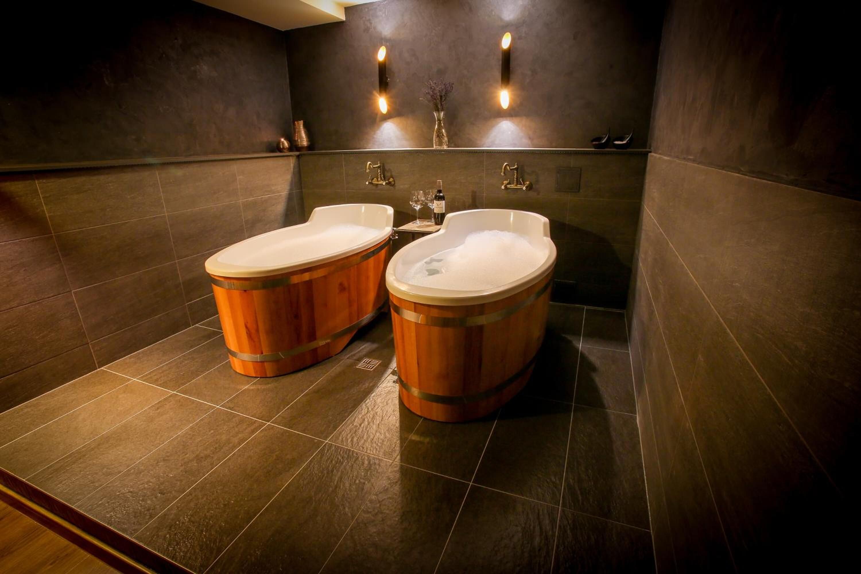 5 treatment rooms, massages