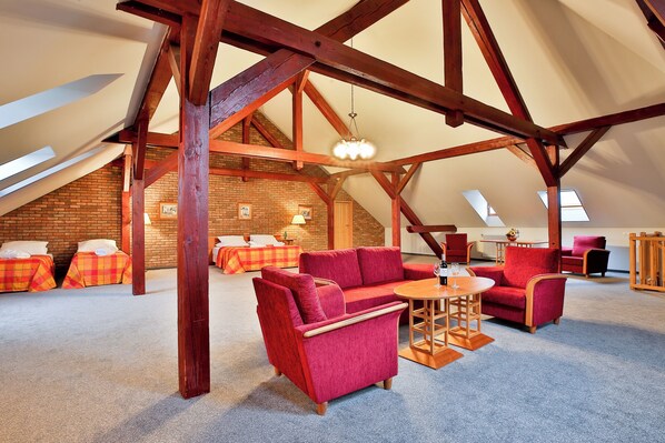 Superior Family Room | Minibar, safe på rommet, skrivebord og skrivebord for bærbar PC