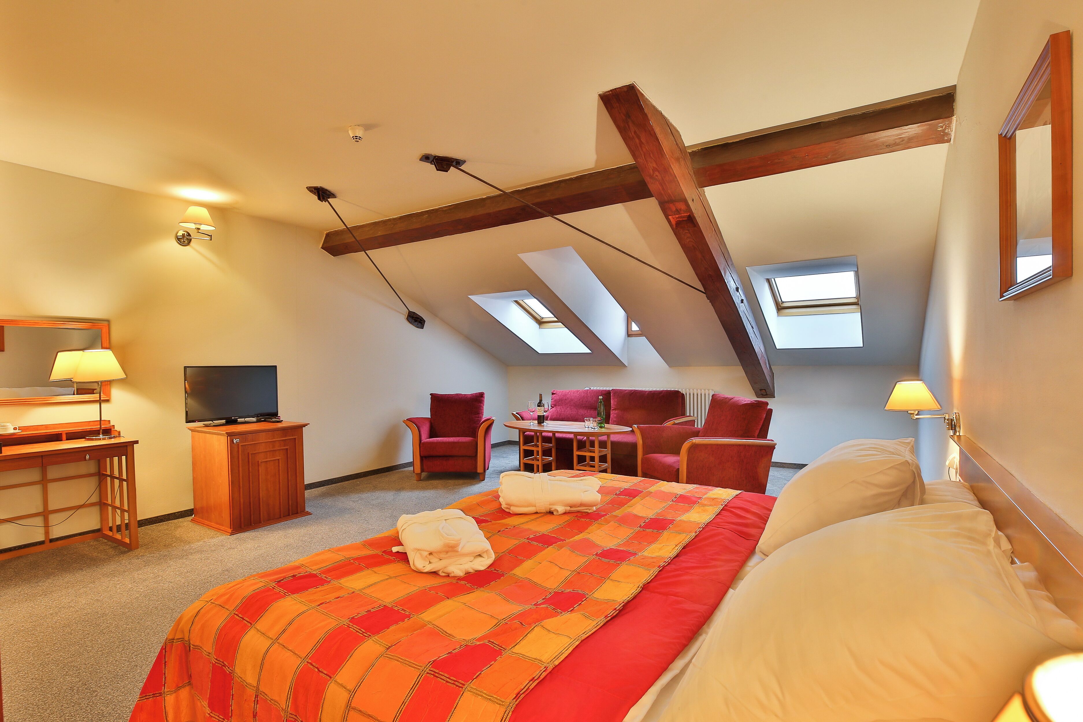 junior room, 1 bedroom | minibar, in-room safe, desk, laptop workspace