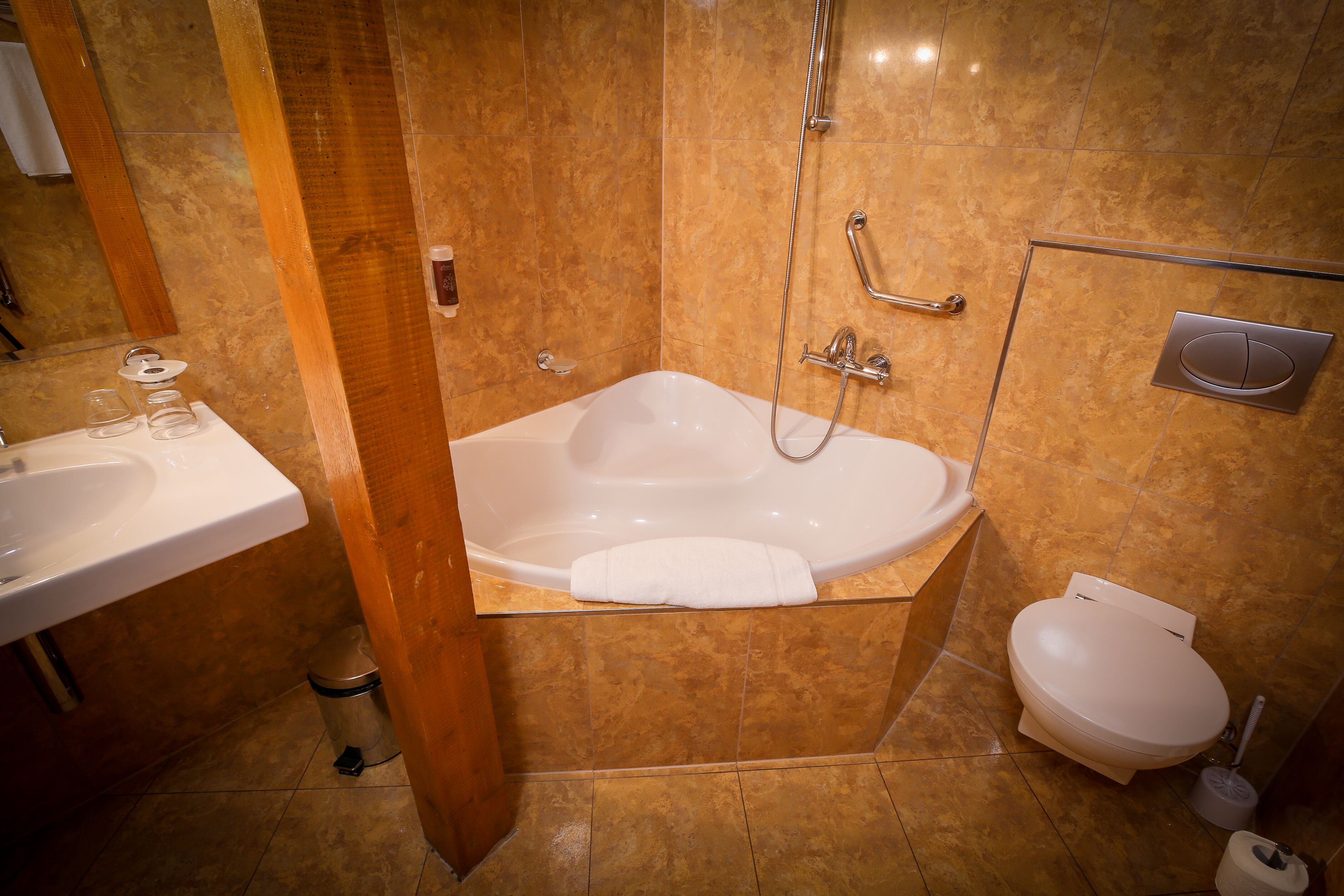 Une salle de bain avec une baignoire, des toilettes et un lavabo.