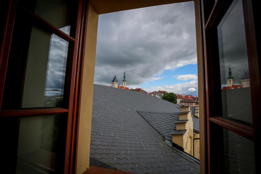 single room | minibar, in-room safe, desk, laptop workspace