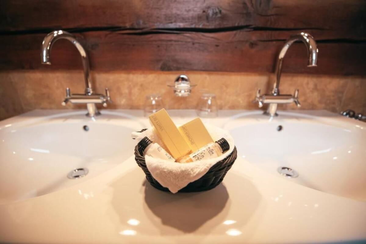 single room | bathroom | free toiletries, hair dryer, slippers, towels