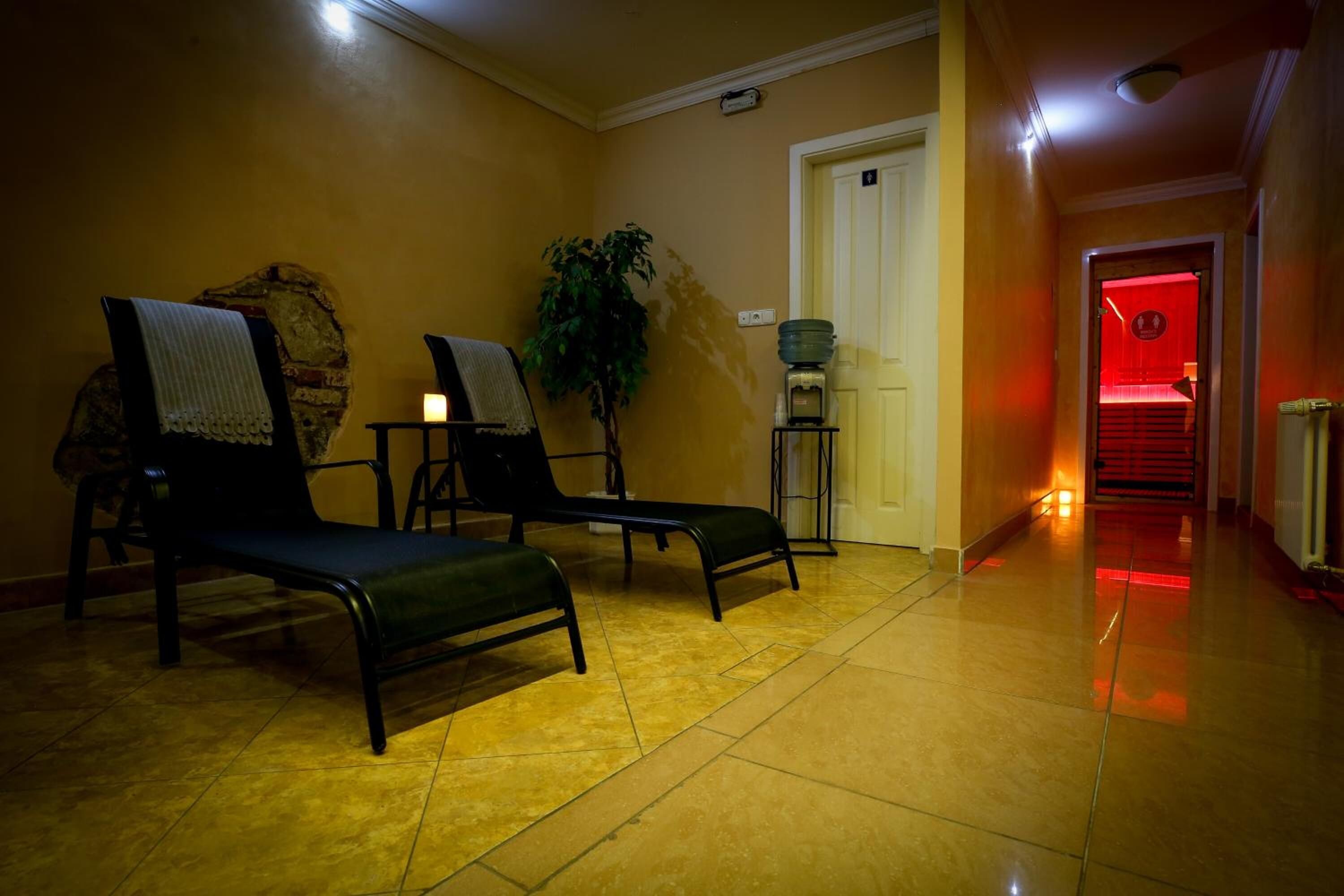 5 treatment rooms, massages