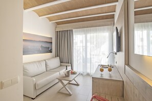 Junior-Suite, Terrasse, Erdgeschoss | Wohnzimmer | Fernseher