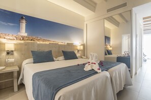 Suite – junior, terrasse, 1. etasje | Safe på rommet, skrivebord, blendingsgardiner og wi-fi (inkludert)