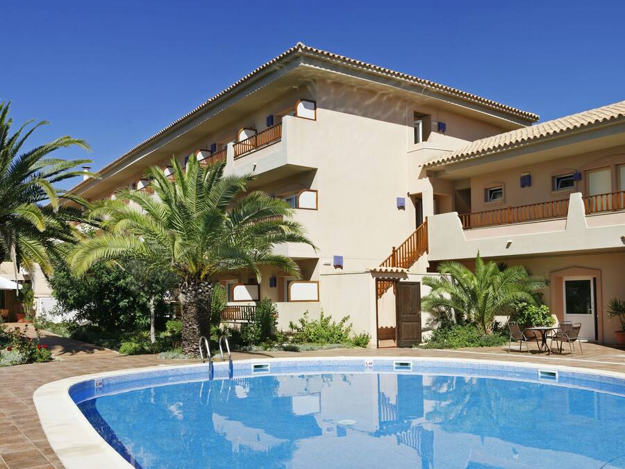 Piscina a l'aire lliure de temporada, para-sols i gandules