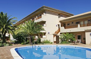 Seasonal outdoor pool, pool umbrellas, sun loungers
