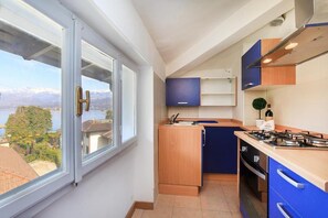 Refrigerador con congelador, horno y parrilla de estufa