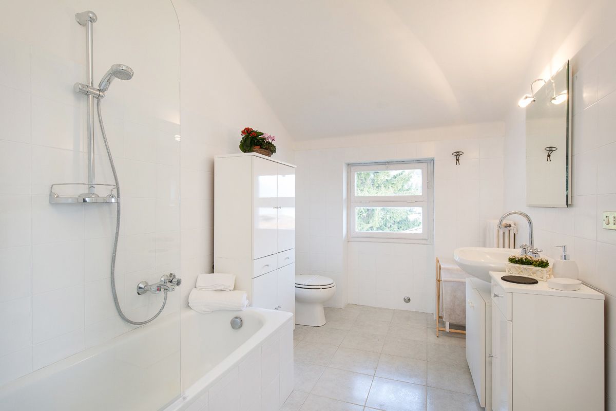Apartment, 1 Bedroom | Bathroom | Bathtub, deep-soaking bathtub, bidet, towels