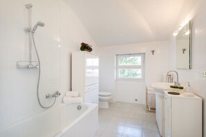 Huoneisto, 1 makuuhuone | Kylpyhuone | Kylpyamme, syvä kylpyamme, bidee, pyyhkeet