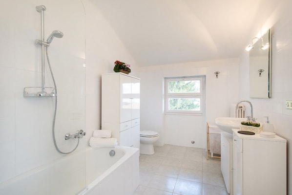 Apartment, 1 Bedroom | Bathroom | Bathtub, deep-soaking bathtub, bidet, towels