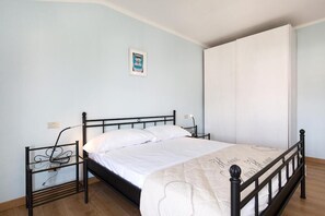 1 habitación, cunas gratuitas y ropa de cama