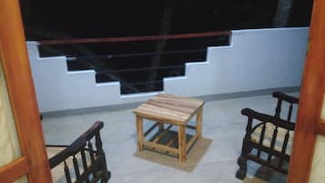 標準三人房, 非吸煙房, 湖景 | 露台/庭院